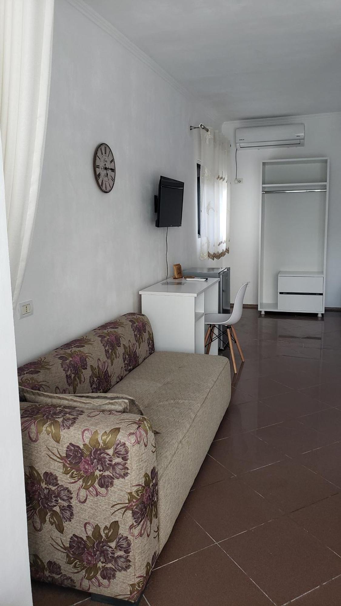 Pomegranates & Olives Guesthouse Durres Exterior photo
